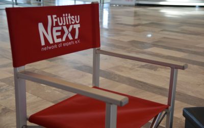 Roter Stuhl mit Fujitsu Next e.V. Logo